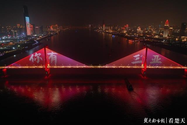 武汉江滩灯光秀，武汉江滩灯光秀主题（汤圆、红灯笼“刷屏”城市天际线）