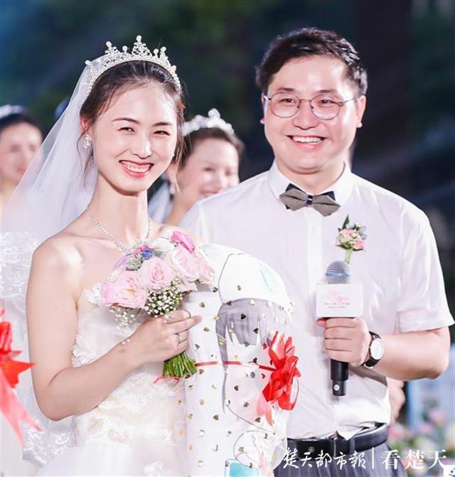 武汉江滩灯光秀，武汉江滩灯光秀主题（汤圆、红灯笼“刷屏”城市天际线）