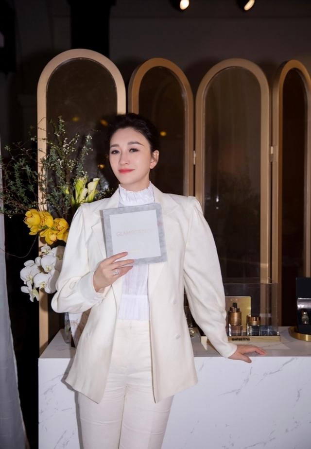 43岁李小冉真人照，43岁李小冉参加活动