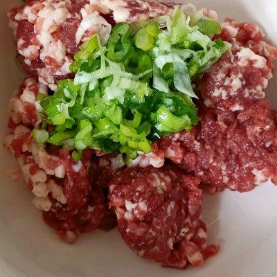 珍珠糯米丸子的家常做法，一拌一蒸、软糯鲜香颜值高