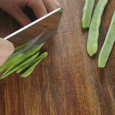 炒扁豆的家常做法，家常版扁豆炒肉的做法（为啥饭店的炒扁豆那么好吃）