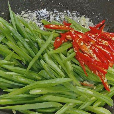 炒扁豆的家常做法，家常版扁豆炒肉的做法（为啥饭店的炒扁豆那么好吃）