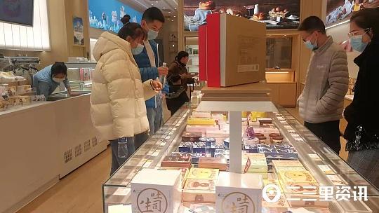 情人节送女孩礼物鲜花、蛋糕、电影院？今年情人节怎么过，二三里教你做指南