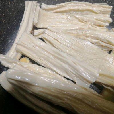 五花肉焖腐竹怎么焖才好吃，腐竹焖五花肉你这么做