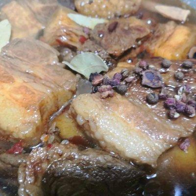 五花肉焖腐竹怎么焖才好吃，腐竹焖五花肉你这么做