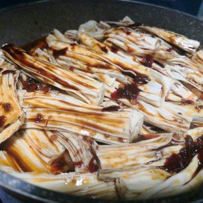 五花肉焖腐竹怎么焖才好吃，腐竹焖五花肉你这么做