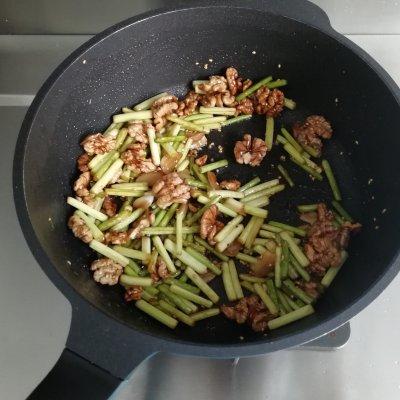 懒人必备这道核桃仁炒蒜苔，糖炒核桃仁怎么炒好吃