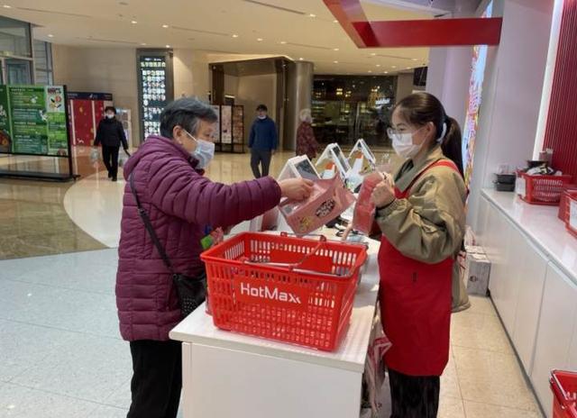 便宜又有质量的零食店，最近杭州街头悄悄兴起这种零食特卖店