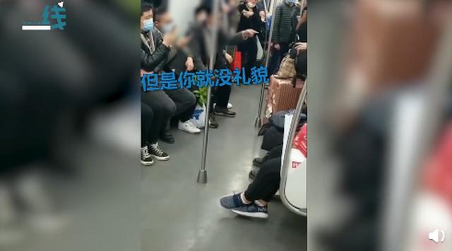 上海一男子因太累未让座，被七旬大爷怒怼“没道德”，引网友热议 全球新闻风头榜 第3张