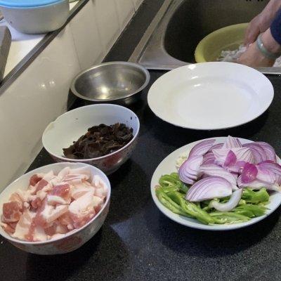 五花肉炒什么好吃，做出的爆炒五花肉越吃越香（怎么炒五花肉才嫩才好吃）