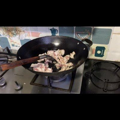 五花肉炒什么好吃，做出的爆炒五花肉越吃越香（怎么炒五花肉才嫩才好吃）