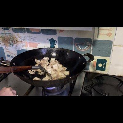 五花肉炒什么好吃，做出的爆炒五花肉越吃越香（怎么炒五花肉才嫩才好吃）