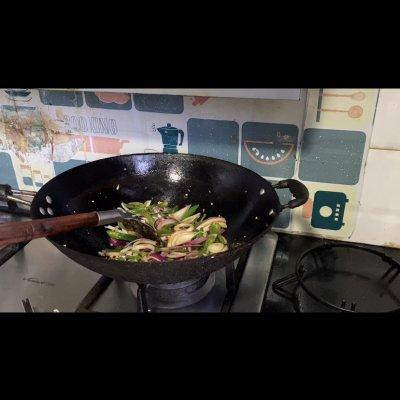 五花肉炒什么好吃，做出的爆炒五花肉越吃越香（怎么炒五花肉才嫩才好吃）