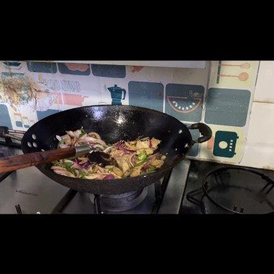 五花肉炒什么好吃，做出的爆炒五花肉越吃越香（怎么炒五花肉才嫩才好吃）