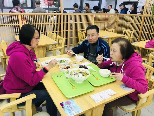 上海人在家门口的，上海打造的老年人社区食堂