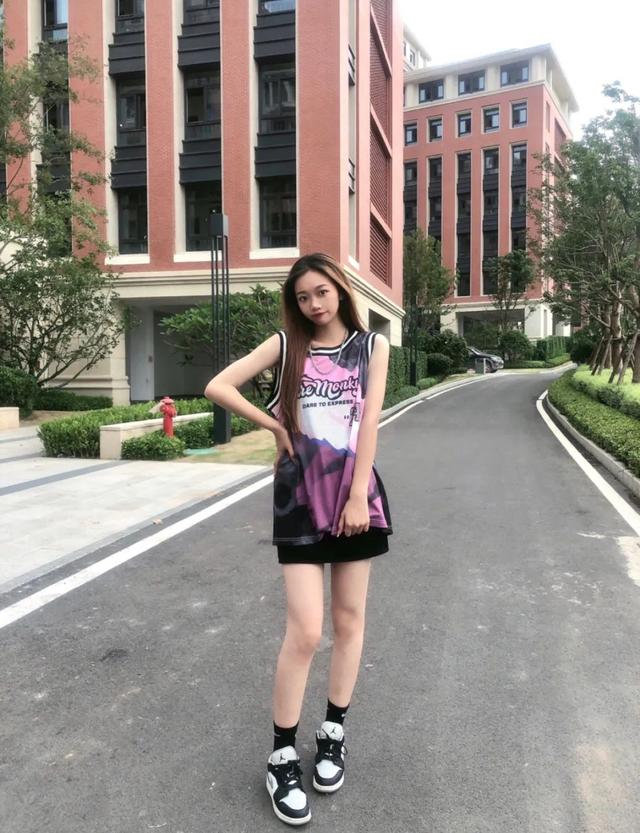 SNKR Girls送鞋丨翘臀还是长腿？球鞋女生们纷纷在夏天展示了自己的“隐藏级”