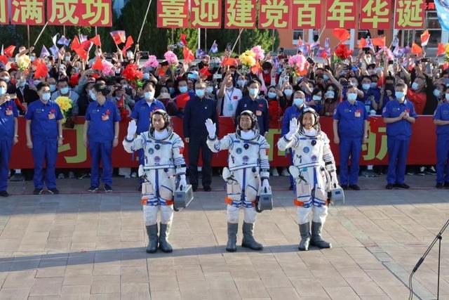 第三代航天服，而美国48年前的还在用