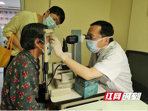 老年人糖尿病眼睛模糊(老年人糖尿病眼睛突然看不见了)
