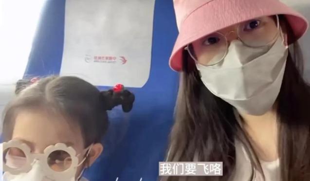 天王嫂攜女坐經濟艙，郭富城賺錢給誰用？網友：看看隔壁劉德華 娛樂八卦吃瓜 第5张