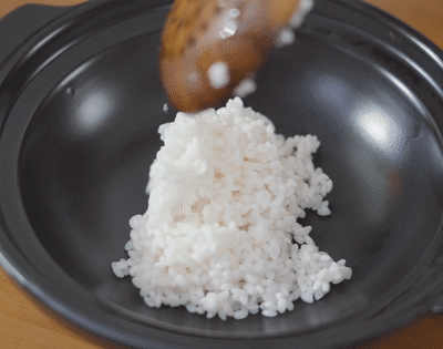 腊肉香肠煲仔饭，香肠腊肉煲仔饭做法（有菜有肉还有饭）