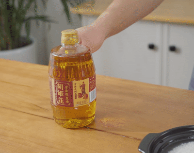 腊肉香肠煲仔饭，香肠腊肉煲仔饭做法（有菜有肉还有饭）