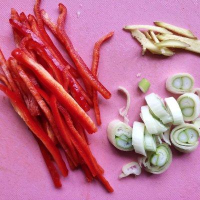 海鲜菇炒什么好吃，海鲜菇炒什么最好吃（美食推荐：海鲜菇炒鸡腿）