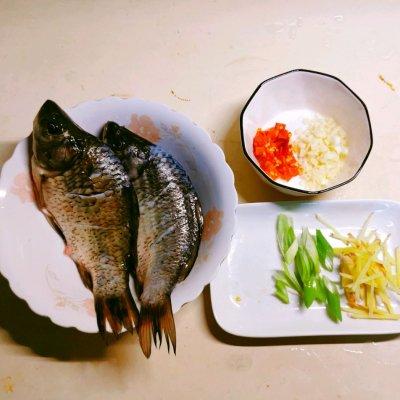 香葱烤鲫鱼简单做法，葱烤鲫鱼的做法