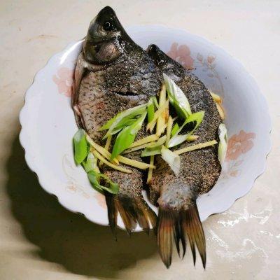 香葱烤鲫鱼简单做法，葱烤鲫鱼的做法
