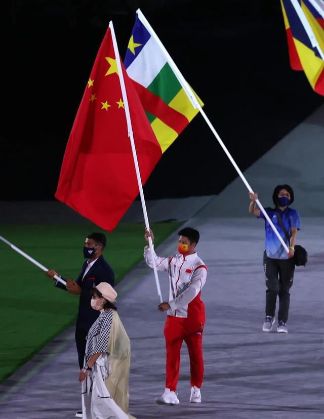 苏炳添属于五星红旗亮相闭幕式，苏炳添父亲？