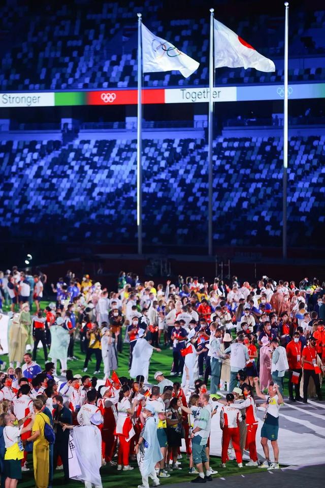 苏炳添属于五星红旗亮相闭幕式，苏炳添父亲？