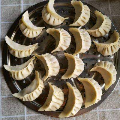 玉米猪肉馅饺子，猪肉玉米馅儿的饺子怎么做（#不容错过的鲜美滋味#玉米鲜肉蒸饺）