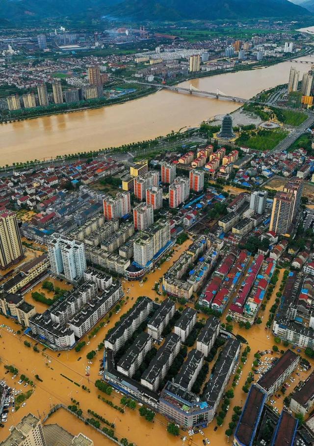 陕西进入多雨时段局地有大暴雨，陕西多地暴雨交通中断