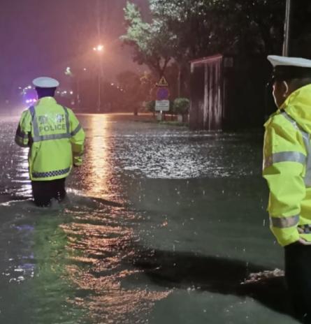 陕西进入多雨时段局地有大暴雨，陕西多地暴雨交通中断