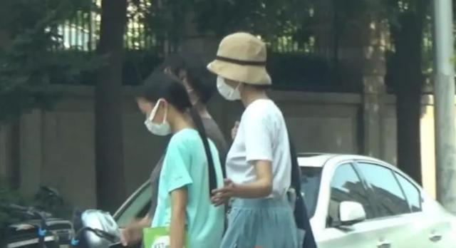 袁泉的女儿生活照，夏雨与好友热聊她耐心等候超甜