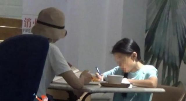 袁泉的女儿生活照，夏雨与好友热聊她耐心等候超甜