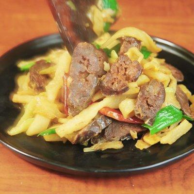 家常腊肉炒萝卜干怎么做，三分钟做好腊肠炒萝卜干