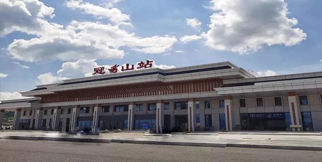 冠豸山站在哪里，因为这条铁路我认识了这个