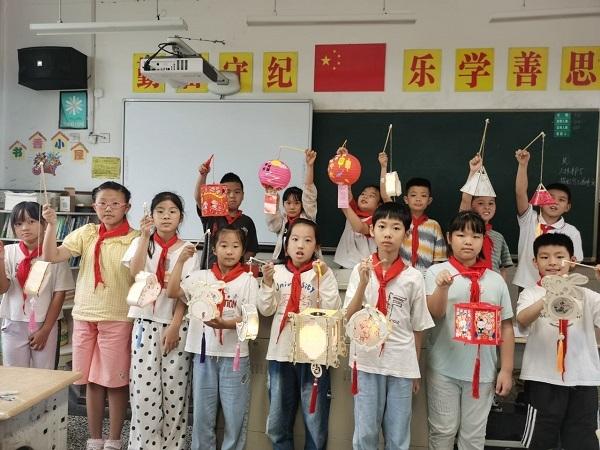 二年级手工灯笼，中秋节花灯手工制作二年级（废旧瓶盖变身“迷你灯笼”——看创意手工变废为宝）