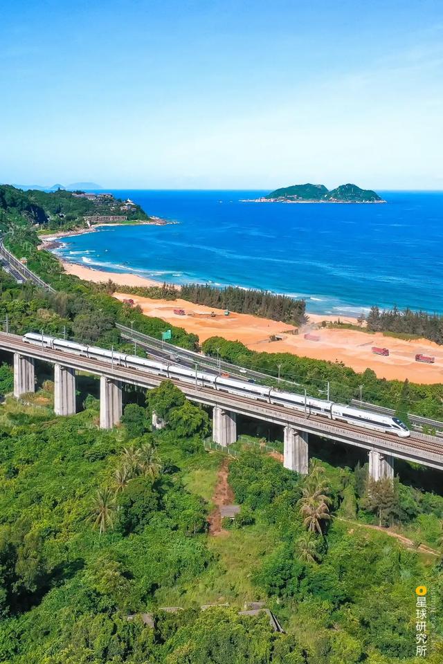 两辆高铁在飙车，高铁不限速飙车（有俩高铁在“飙车”）