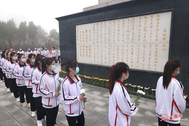 铭记历史缅怀先烈，向烈士英雄致敬铭记历史（铭记历史 缅怀先烈）