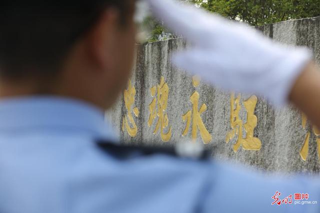 铭记历史缅怀先烈，向烈士英雄致敬铭记历史（铭记历史 缅怀先烈）