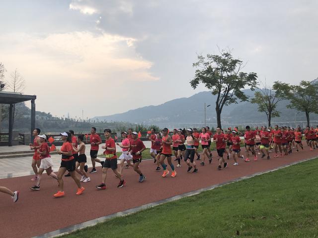 三色渐变·绿色丨谁说白天不懂夜的黑？宜宾沿江绿道长江公园“白加黑”一起“燃”