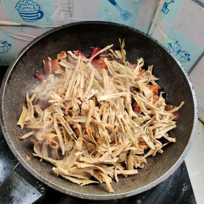 干竹笋红焖鸭不可错过，家常菜肴笋干烧鸭