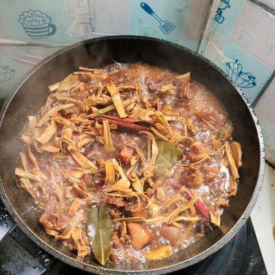 干竹笋红焖鸭不可错过，家常菜肴笋干烧鸭