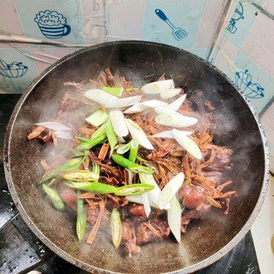 干竹笋红焖鸭不可错过，家常菜肴笋干烧鸭