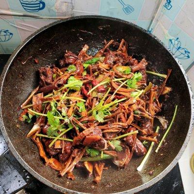 干竹笋红焖鸭不可错过，家常菜肴笋干烧鸭