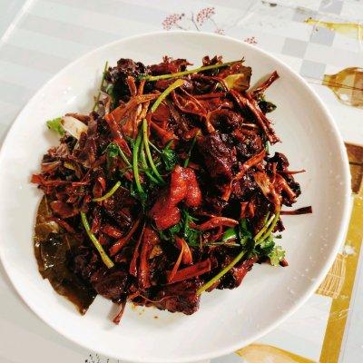 干竹笋红焖鸭不可错过，家常菜肴笋干烧鸭