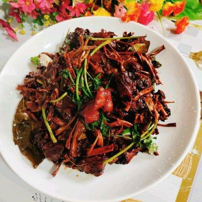 干竹笋红焖鸭不可错过，家常菜肴笋干烧鸭