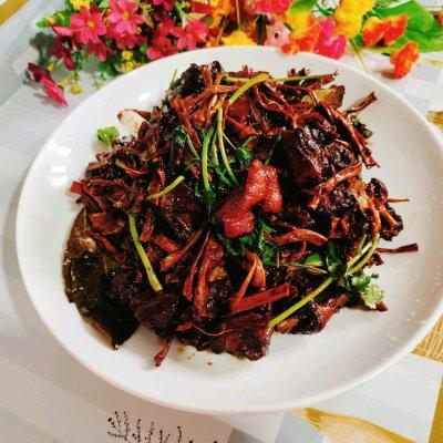 干竹笋红焖鸭不可错过，家常菜肴笋干烧鸭
