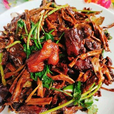 干竹笋红焖鸭不可错过，家常菜肴笋干烧鸭